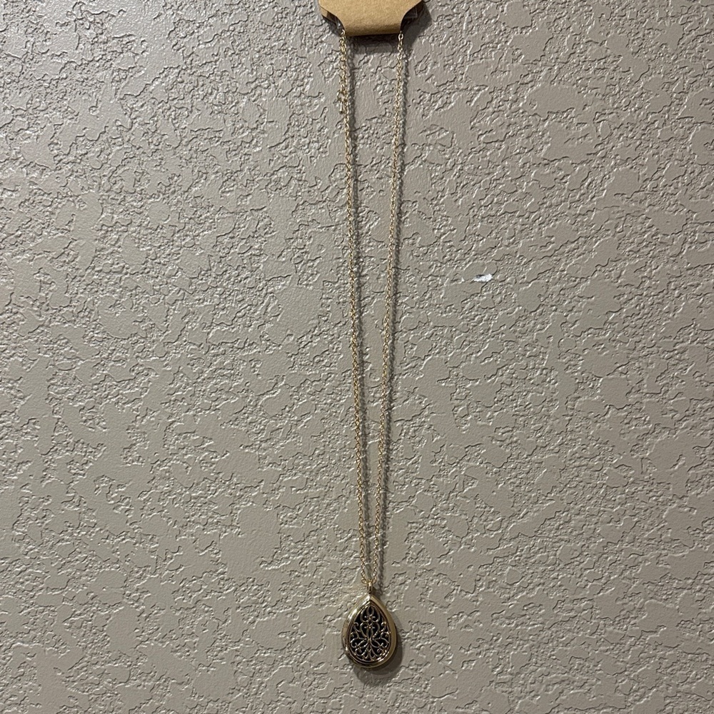 Elegant Gold Pendant Necklace